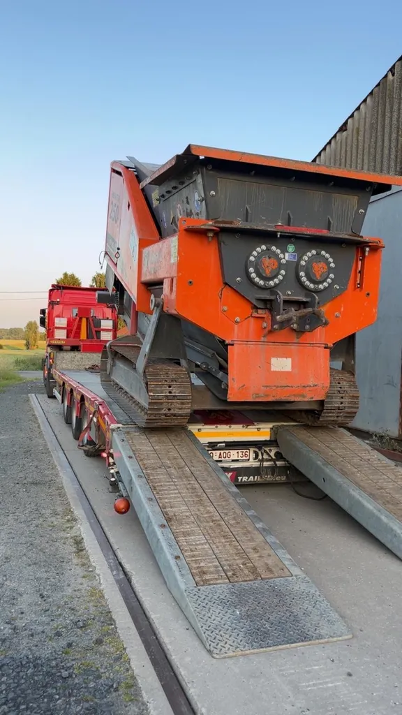 Remorque surbaissée GLX Services pour transport de machines lourdes